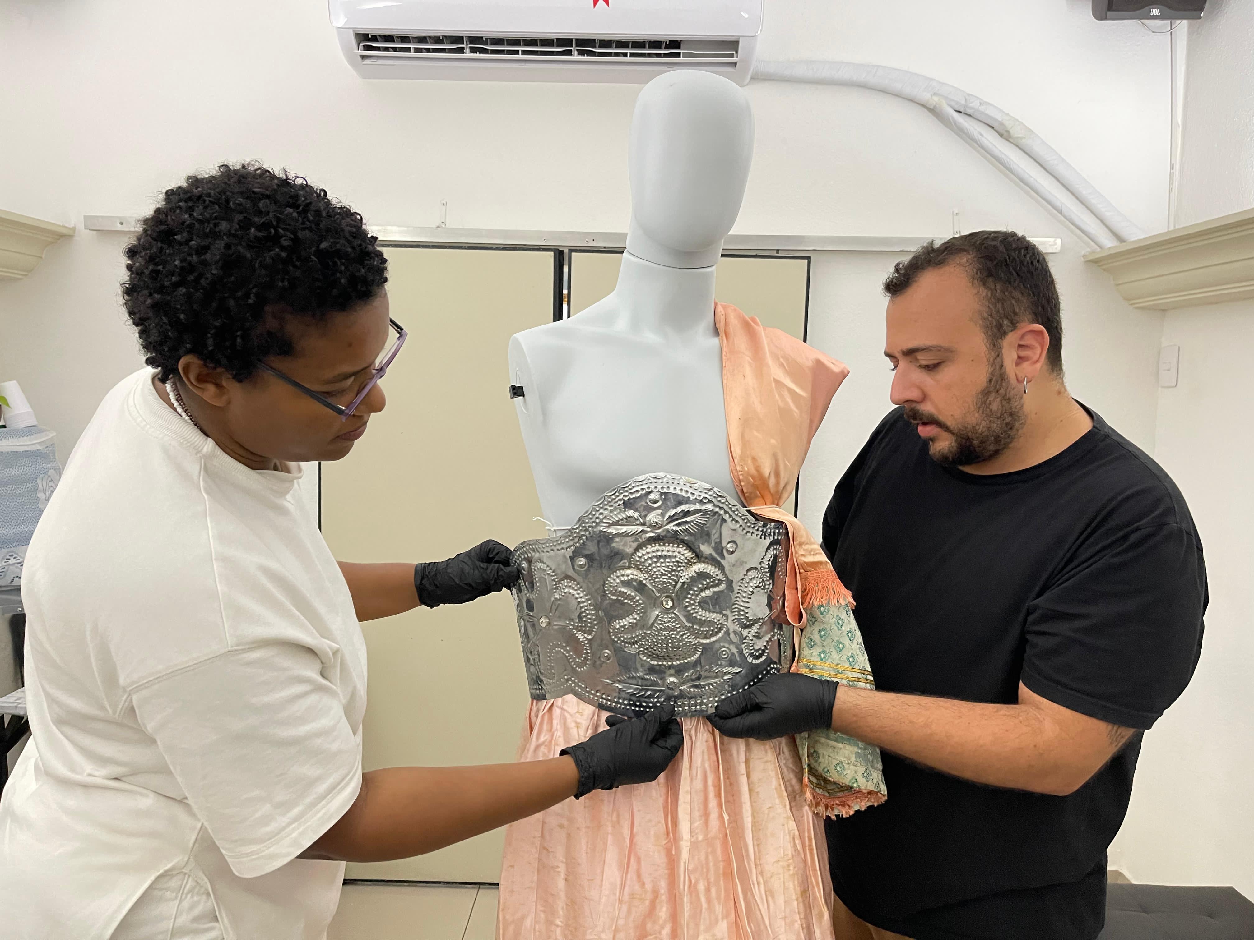 Detalhes das vestimentas digitalizadas de Oxossi e Iansã