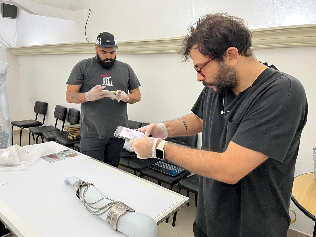 A equipe colaborando no desenvolvimento dos dioramas virtuais